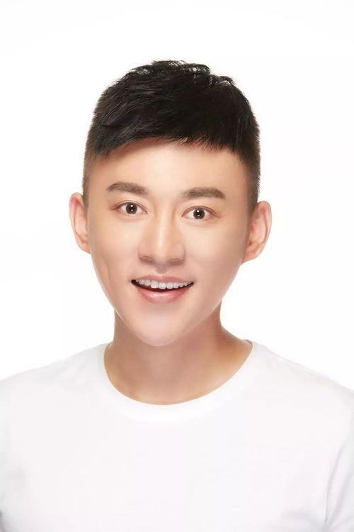 明星亚明,星光璀璨的演艺之路