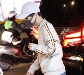 街头吃瓜的男明星,揭秘娱乐圈的“瓜田”趣事